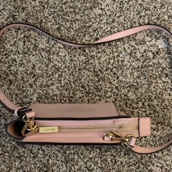 Authentic Michael Kors cross body purse! - Picture 4 of 4